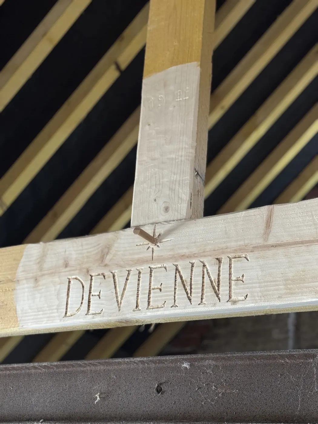 Charpente traditionnelle en bois massif restaurée par Maison Carlier